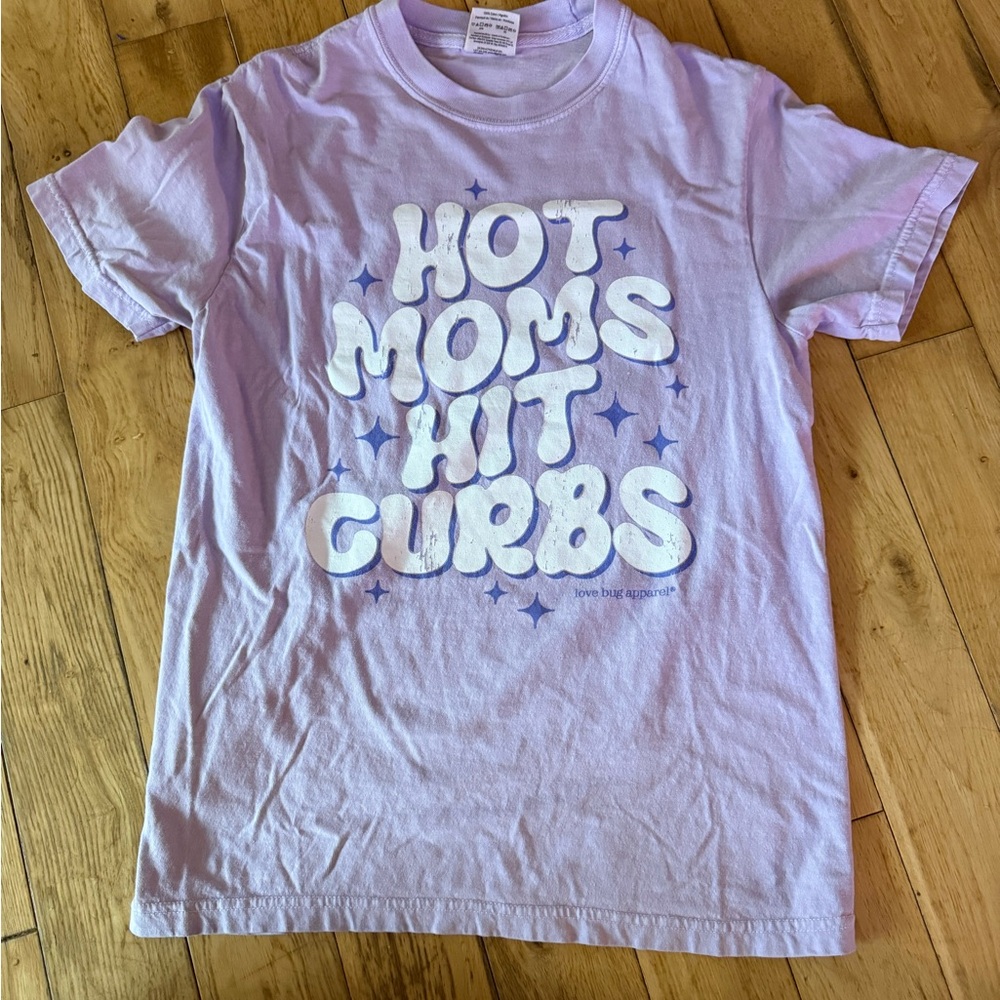 Hot Moms Hit Curbs” Graphic Tee – Love Bug Apparel (Comfort Colors) – Size Small